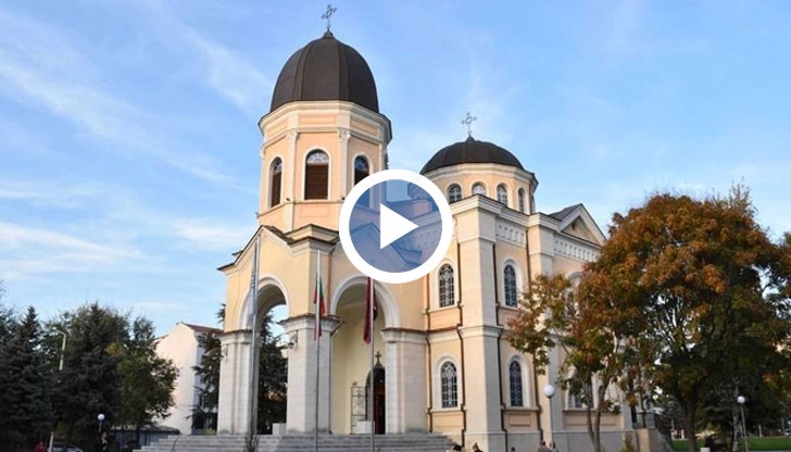 Вече е сложен витражът в преддверието на храма „Всех Святих“