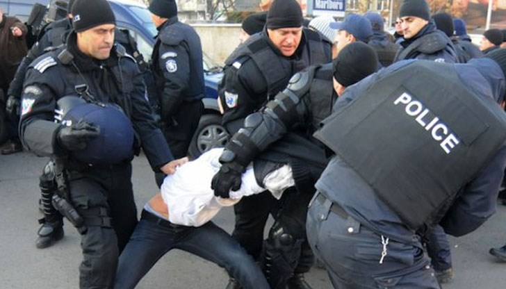 Сега редовите полицаи са въоръжени с пистолети и револвери