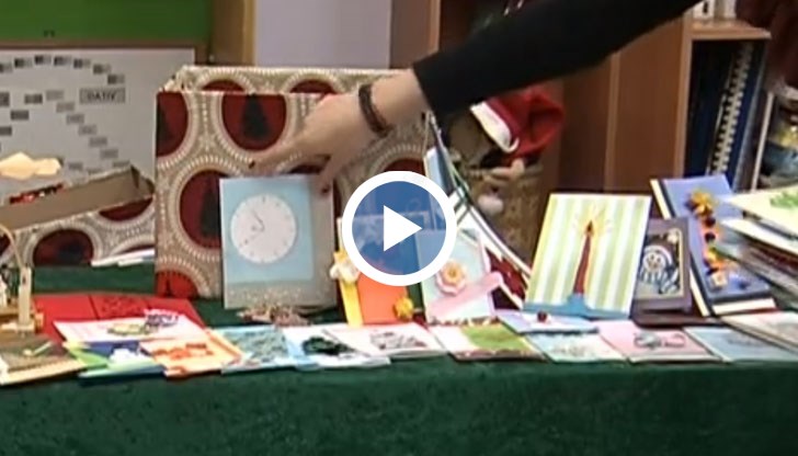 Те изработиха 80 коледни картички, който ще бъдат изпратени на работещи в чужбина българи