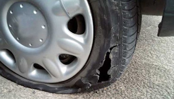 Задната гума на една от колите гръмнала и шофьорът изгубил контрол /Снимката е илюстративна/