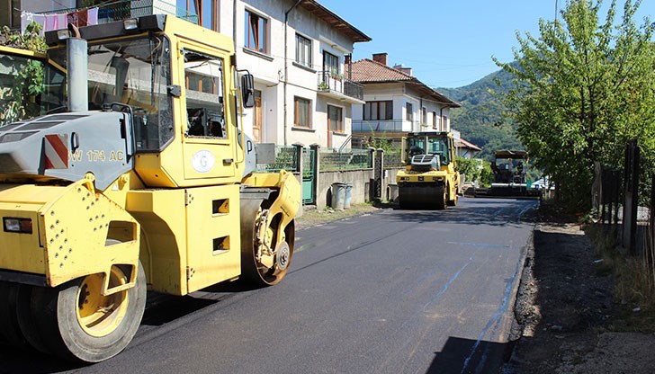 Пътната и уличната мрежа в общината е много амортизирана