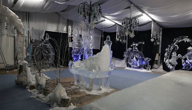 Малко преди Коледа, зимна приказка в Русе сътвориха майстори на ледения карвинг