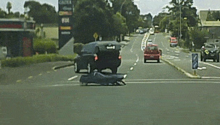 Хората в преминаващите автомобили били шокирани от гледката