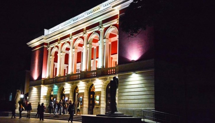 Подаръците се подготвят от родителите и предварително се оставят на билетната каса