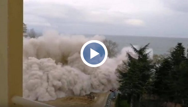 За по-малко от 4 секунди хотел „Астория“ е вече в историята