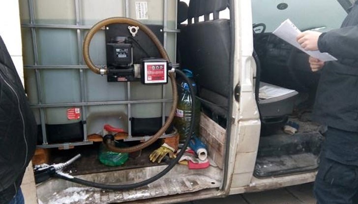 Във „Фолксваген Транспортер“, оборудван като подвижна бензиностанция, имало 800 литра дизелово гориво