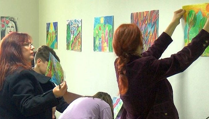 Ученици от гимназията с преподаване на немски език направиха коледен подарък на пациентите