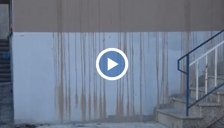 Изглежда изпълнителите на обекта са използвали евтина боя