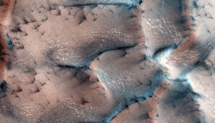 Странните изображения са направени с помощта на апарата Mars Reconnaissance Orbiter