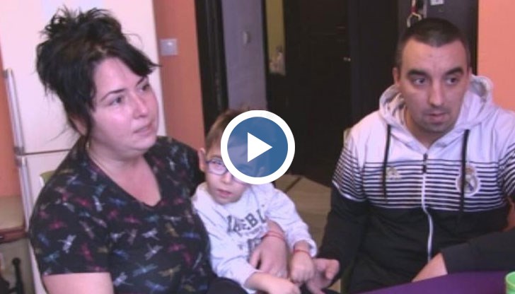 Момченцето страда от Детска церебрална парализа и за да проходи, трябва редовно да посещава рехабилитационни курсове