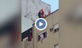 Пожарникари се хвърлиха от покрив, за спасят живтоа на самоубиец