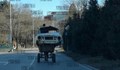 Мъж качи върху каруцата си цяла жигула