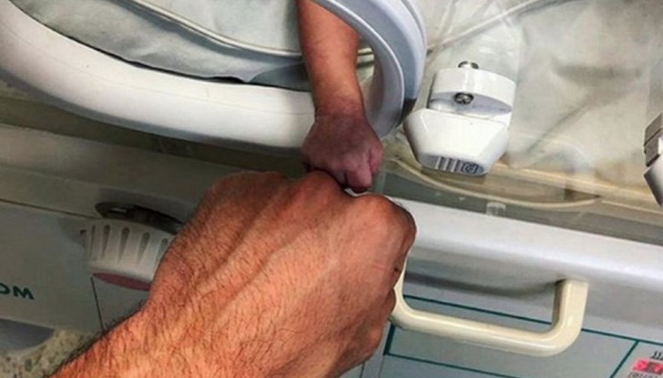 Новородено и лекарят му се "поздравиха" с ръце