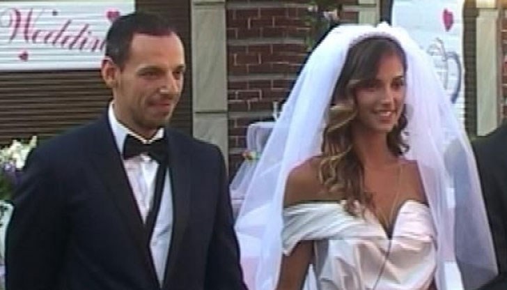 Двамата влюбени разпускат на плажа, яздат камили и се въргалят в пясъка