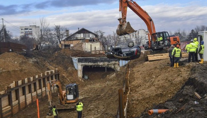 Шофьорка се метна с колата си в изкоп на метрото