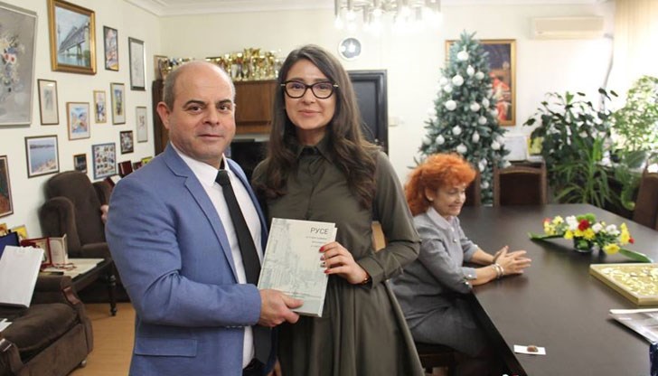 Весела се дипломира в Техническия университет във Виена с дипломна работа, посветена на Русе