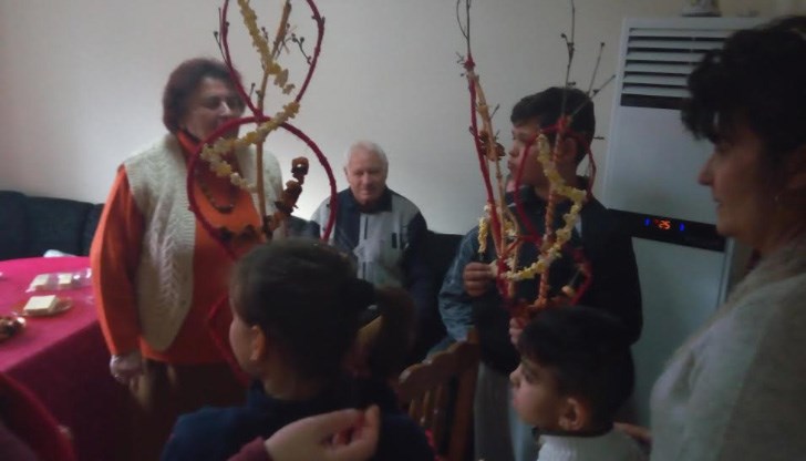 След сурвакането всички се събраха около отрупаната с лакомства трапеза