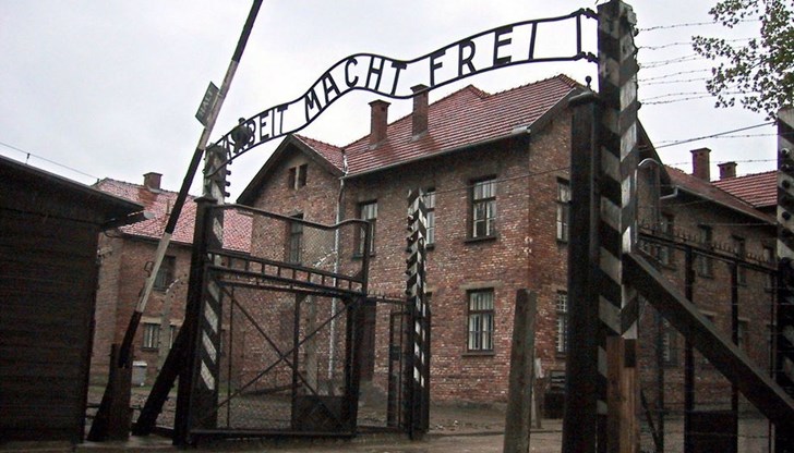 На 27 януари през 1945 година малцината оцелели в концентрационния лагер Аушвиц са освободени