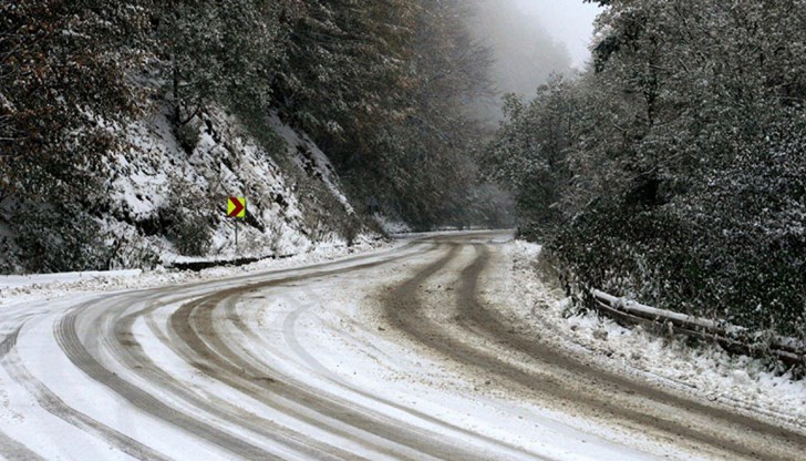 Остава в сила ограничението през прохода Шипка да се движат само автомобили с тегло до 10 тона Остава в сила ограничението през прохода Шипка да се движат само автомобили с тегло до 10 тона