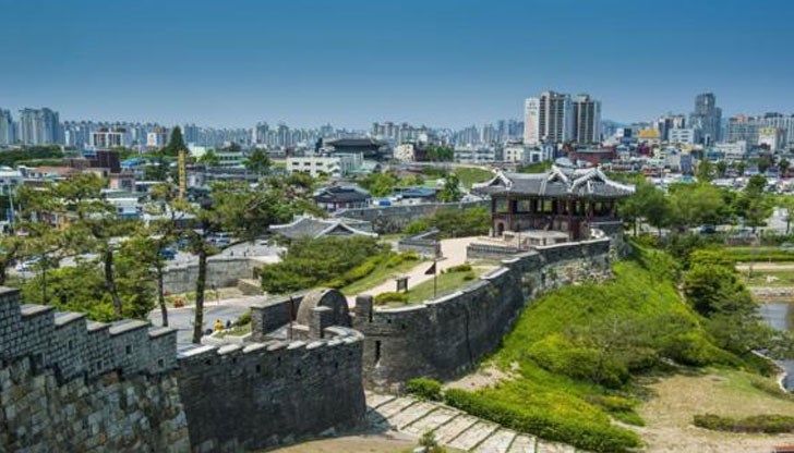 В тази държава е съвсем нормално да си вземаш хапки от чуждата чиния В тази държава е съвсем нормално да си вземаш хапки от чуждата чиния