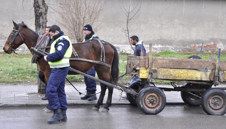 Каруцарят хвърлял дърва в движение, за да пречи на патрулката / Снимката е илюстративна Каруцарят хвърлял дърва в движение, за да пречи на патрулката / Снимката е илюстративна