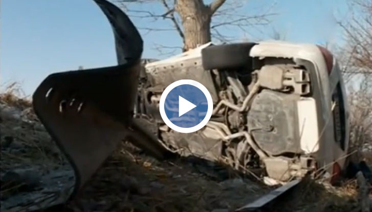 Автомобил излезе от пътя, пропадна в дере и се заби в дърво