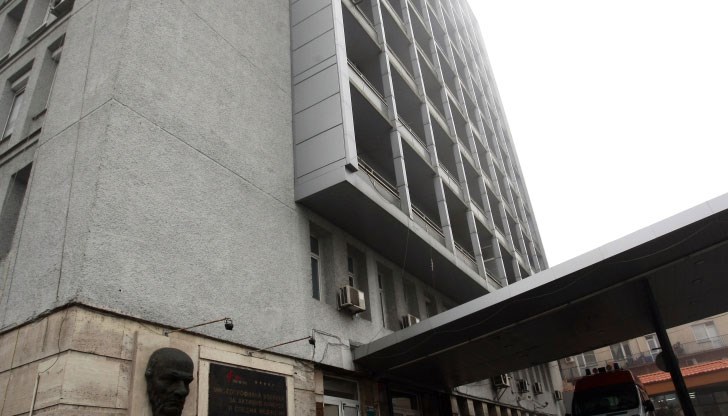 Сестрата крещи "млъкни ма, дрисло" и забива 4-ри шамара на пациентката, като не спира да я обижда