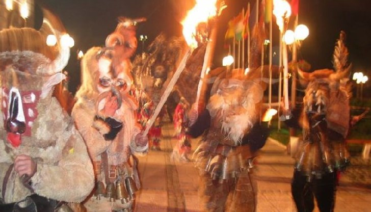 Цяла нощ кукери обикалят от къща на къща и гонят злото от старата година