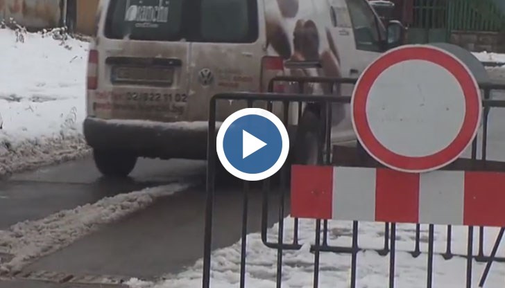 Жени, които хвърлят сол по улиците счупиха колело на своята количка