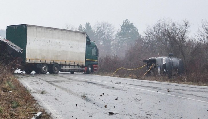 От жестокия сблъсък бусът е изхвръкнал в полето до пътя От жестокия сблъсък бусът е изхвръкнал в полето до пътя