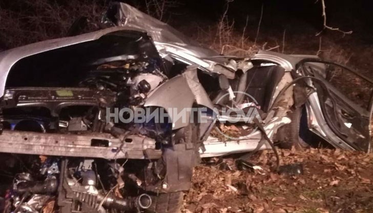 33-годишният шофьор се движел с над 100 километра в час и се е ударил челно в крайпътно дърво