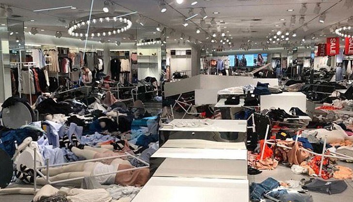 Протестиращите не само са чупили, но и са откраднали стока