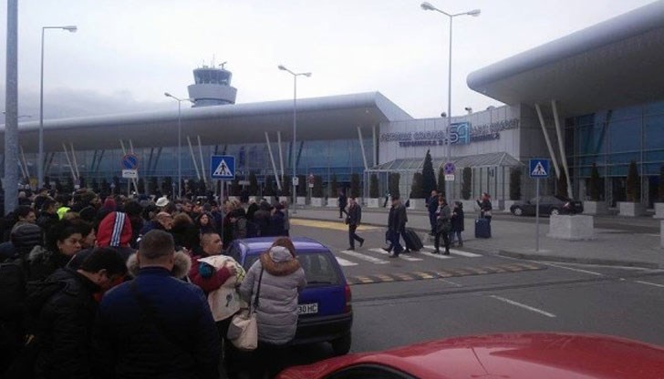 По-малко от час преди постъпването му, на Терминал 2 министърът за българското председателство Лиляна Павлова показа електрическите автомобили, които ще превозват делегатите