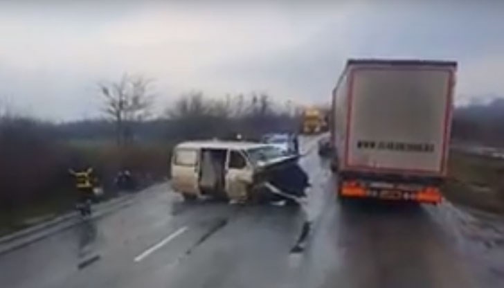 Пътнически бус и лек автомобил с румънска регистрация са се ударили челно край Полски Тръмбеш Пътнически бус и лек автомобил с румънска регистрация са се ударили челно край Полски Тръмбеш