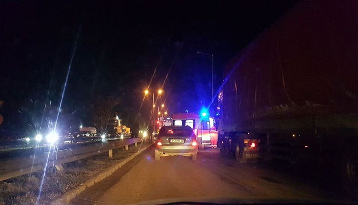 По информация на очевидци са се сблъскали два автомобила и бус