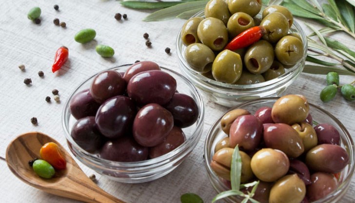 Малка по размер, но мощна и силна като храна, маслината включва витамин Е, витамин А, калций и магнезий, както и мощни фитонутриенти и лечебни антиоксиданти Малка по размер, но мощна и силна като храна, маслината включва витамин Е, витамин А, калций и магнезий, както и мощни фитонутриенти и лечебни антиоксиданти