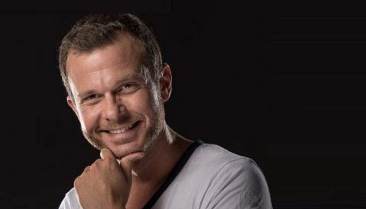 Актьорът призна, че по скалата от 1 до 10 е влюбен на 11-та степен Актьорът призна, че по скалата от 1 до 10 е влюбен на 11-та степен