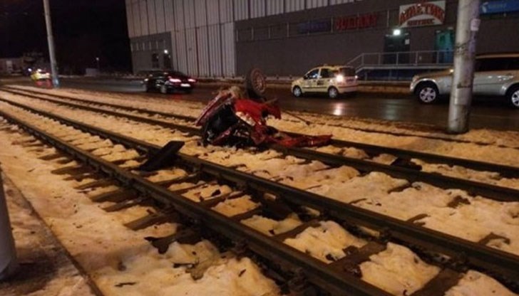 След нея автомобилът остана буквално разцепен на две