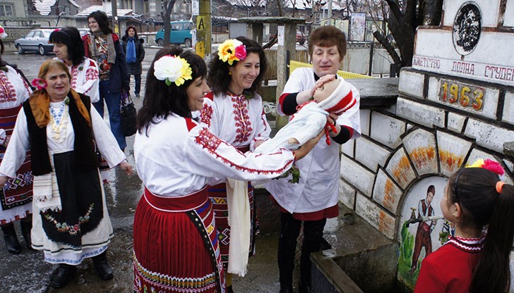 Много от жителите на селото се бяха събрали,  за да наблюдават къпането на бебето и бабите