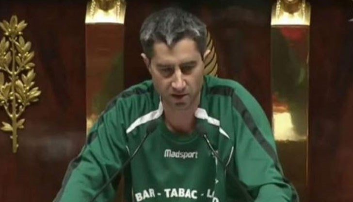 Депутатът Франсоа Руфен се появи на заседание в зелена тениска от екипа на любителски футболен отбор