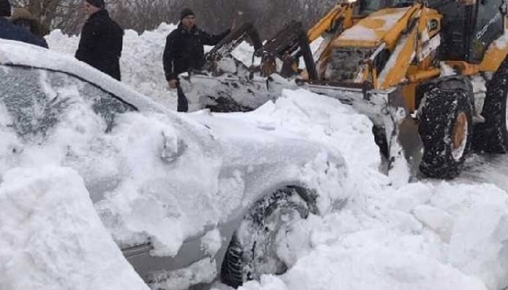 Обилни снеговалежи и навявания по пътищата в страната