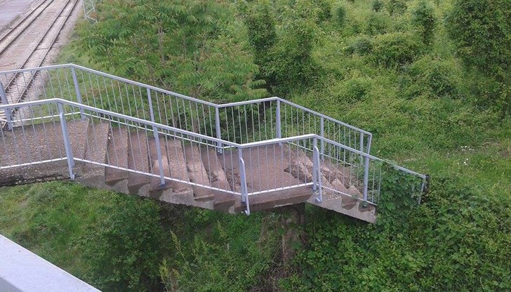 Русенци се чудят защо стълбите не са премахнати след като не се използват от години