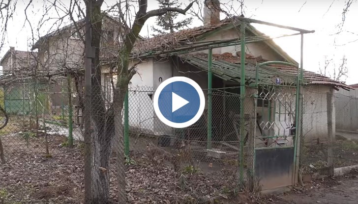 Къщата е пуста а по земята се виждат скъсани полицейски ленти