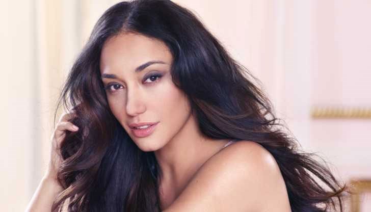 Певицата сподели кадър как държи ръката на новороденото и добави: "Моето #ВСИЧКО"