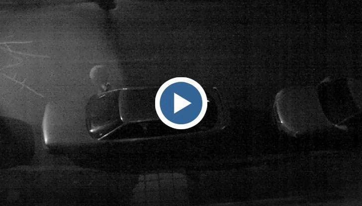 Почти няма незасегнати паркирани автомобили на тази улица