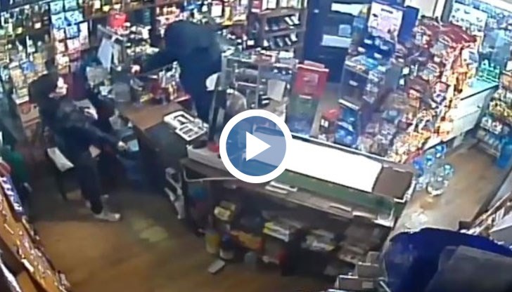 Камера запечата как мъжът заплашва продавачката с оръжието, след което тя му подава парите