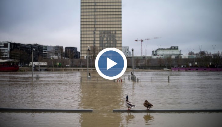 Градът е под вода, а реката стигна рекордните 6 метра