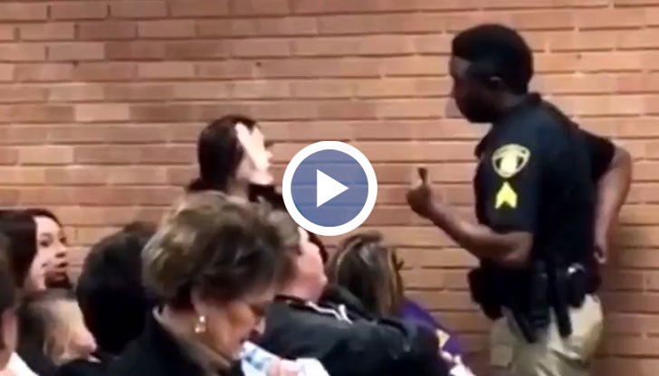 На кадрите се вижда как учителката лежи на пода, крещейки, докато полицаят ѝ слага белезниците