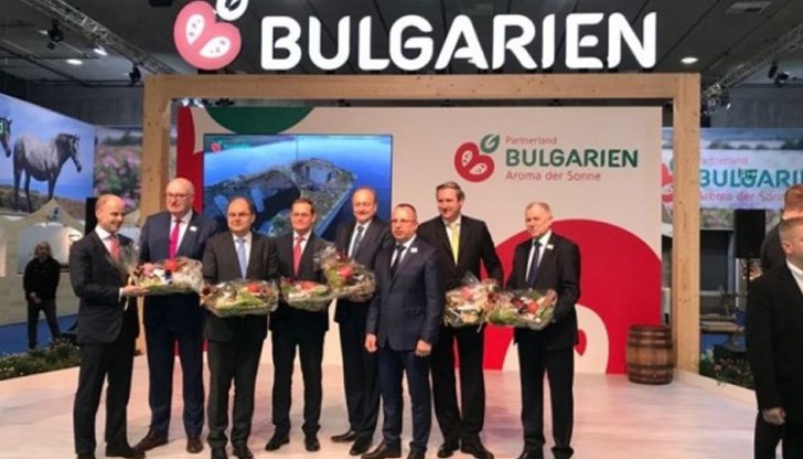 Такава вкусотия като този домат няма! Такава вкусотия като този домат няма!