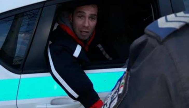 Той успял да се скрие в тролея, но шофьорът затворил вратите до идването на полицията Той успял да се скрие в тролея, но шофьорът затворил вратите до идването на полицията